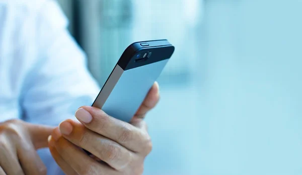 Trabajar hombre usando teléfono inteligente móvil — Foto de Stock