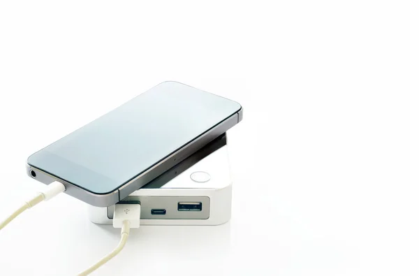 Mobiles Smartphone und Powerbank auf weißem Hintergrund — Stockfoto
