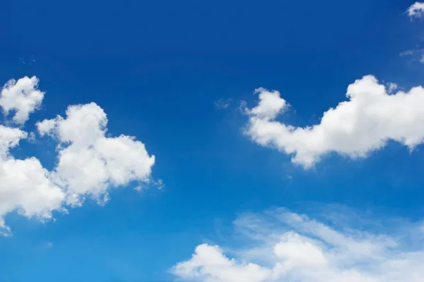 Nubes blancas en el cielo azul —  Fotos de Stock