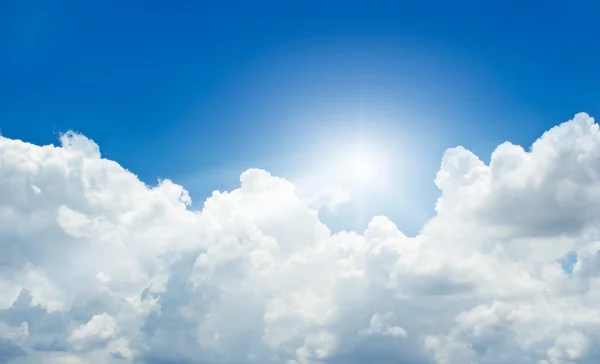 Голубое небо с облаком и солнечным лучом летом — стоковое фото