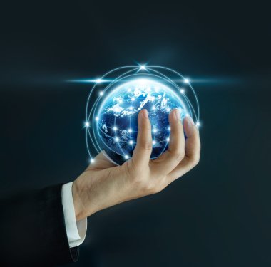 Dünya küçük holding iş adamı koyu arka plan üzerinde eller