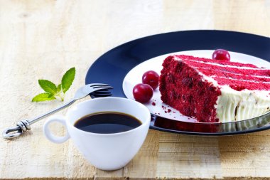 Vişneli cheesecake ve kahve ile nane, lezzetli tatlı ile ham kiraz