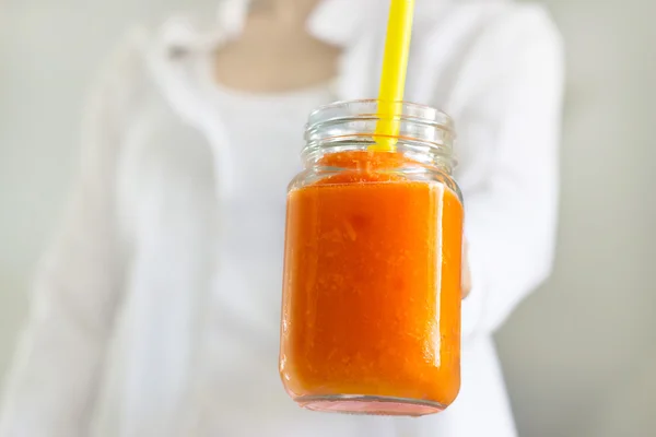 Frische Smoothie Detox Gemüsekarotte in der Hand auf Vintage Farbton — Stockfoto