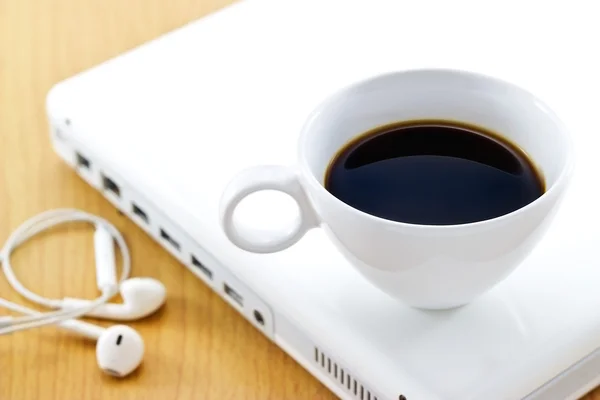 Xícara de café no laptop branco e fone de ouvido, relaxamento e negócios — Fotografia de Stock