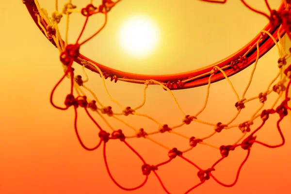 Koszykówka obręcz odkryty w zachód słońca, kolorowe i Ant oka widok — Zdjęcie stockowe