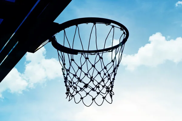 Silueta aro de baloncesto al aire libre en la nube y el cielo azul —  Fotos de Stock