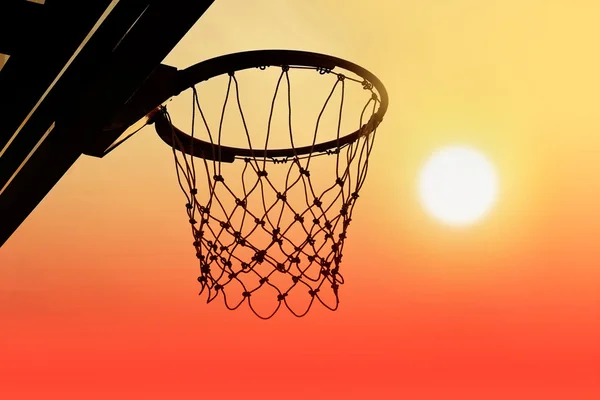 Силуэт баскетбольный обруч на фоне заката, яркий — стоковое фото