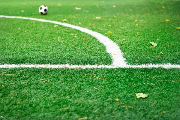草地上的足球场和足球的白色标记角度 — 图库照片