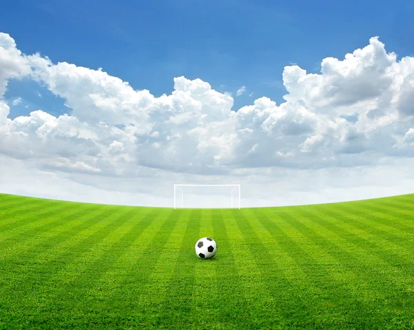 Der Hintergrund des Fußballfeldes, weiße Wolken und blauer Himmel — Stockfoto