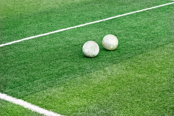 在足球场的草地上的两个球 — 图库照片
