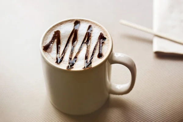 Tazza di caffè latte in caffetteria — Foto Stock