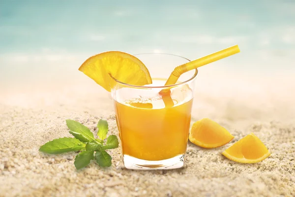 Frischer Orangensaft mit Minze im Glas am Sandstrand Sommertag — Stockfoto