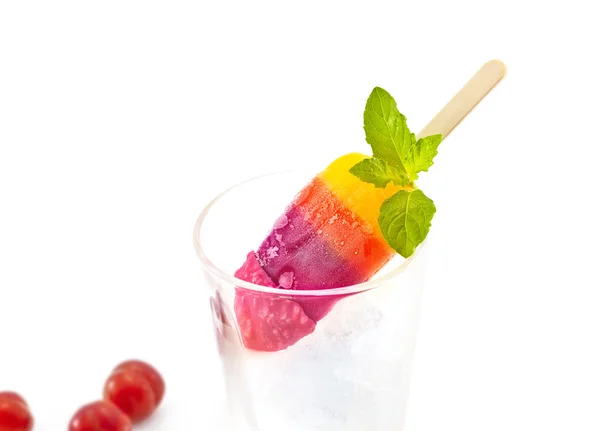 Bunte Schicht mischen Fruchteis auf Eisglas mit Minzhintergrund, weicher Fokus — Stockfoto