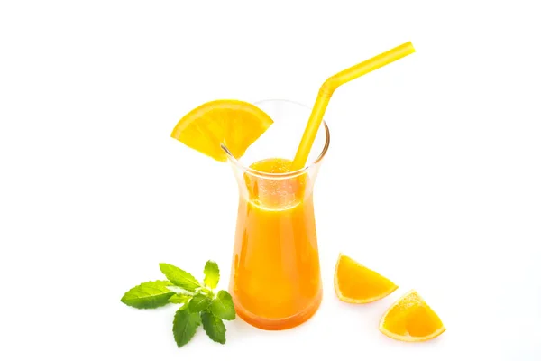 Orangensaft mit Minze und frischen Orangenscheiben auf weißem Hintergrund — Stockfoto