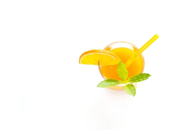 Verre de jus d'orange avec vue sur le dessus de menthe sur fond blanc, texte vierge — Photo