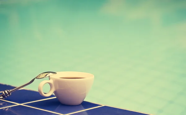 Vintage cor tom estilo xícara de café na piscina — Fotografia de Stock