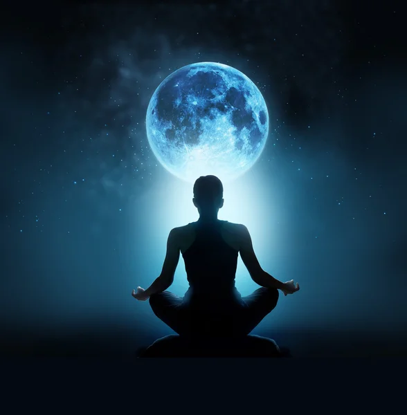 Mujer abstracta estaba meditando bajo la luna llena azul con estrella en la noche oscura —  Fotos de Stock