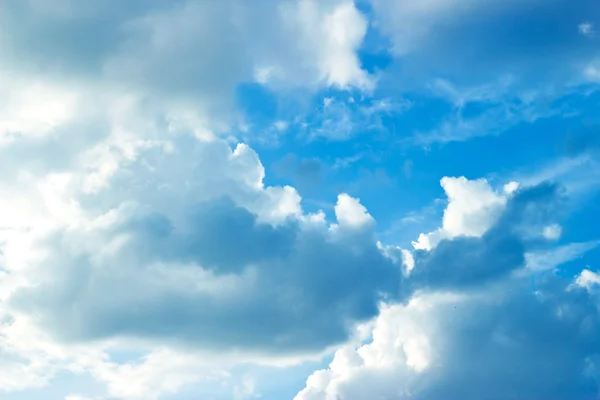 Небо с облаками и дождями — стоковое фото