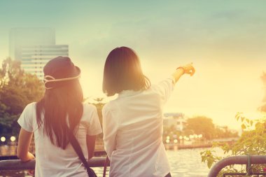 İki kadın bir manzara doğa gökyüzü arka planda, Vintage renk tonu Nehri yakınında görmek almak