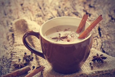 Masala chai çay ile baharat ve yıldız anason, kabuk tarçın, karabiber çuval üzerinde
