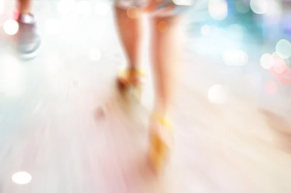 Abstrakter Hintergrund, Frau auf Stöckelschuhen beim nächtlichen Spaziergang, p — Stockfoto