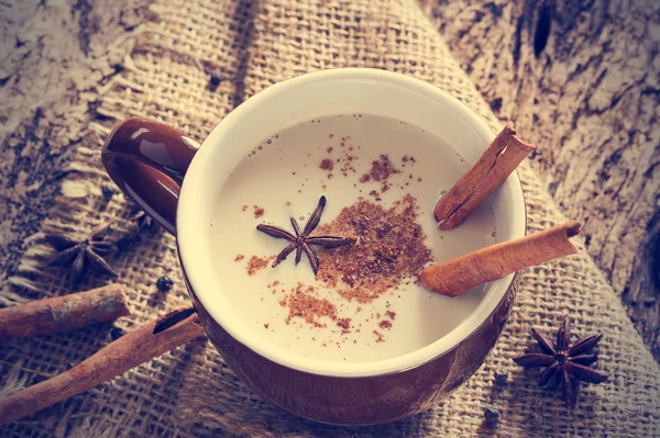 Masala chai té con especias y estrella anís, palo de canela, pep —  Fotos de Stock