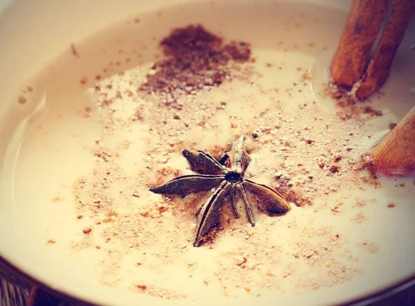 Masala chai çay baharat ve anasonu, tarçın çubuğu, moral ile — Stok fotoğraf