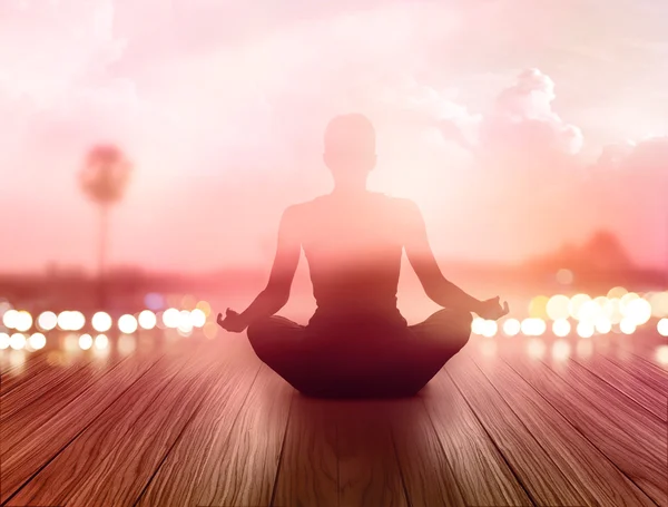 Mujer estaba meditando en la salida del sol y rayos de luz en el paisaje, concepto suave y borroso —  Fotos de Stock