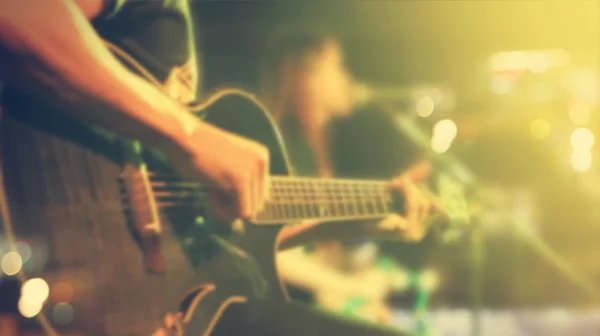 Guitarrista en el escenario para el fondo, concepto suave y borroso, tono de color Vintage Imágenes De Stock Sin Royalties Gratis