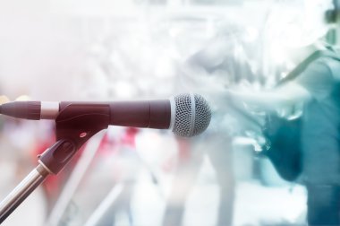 Gitarist sahnede, pastel renk ve yumuşak kavramı ile mikrofon