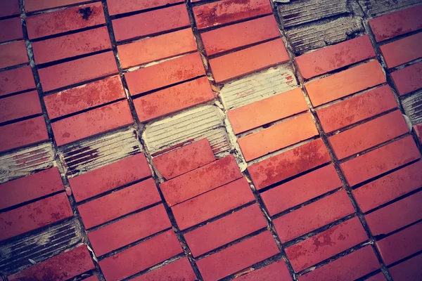 Trasiga rött kakel på gamla cement golv — Stockfoto
