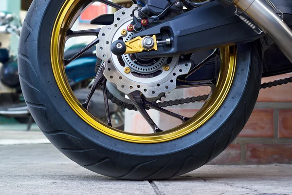 Roda de motocicleta e freios ABS na rua — Fotografia de Stock