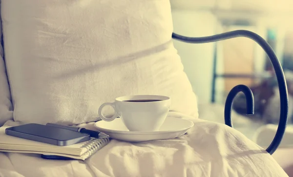 Tazza di caffè e torta al mattino sullo sfondo del letto, tono di colore vintage — Foto Stock