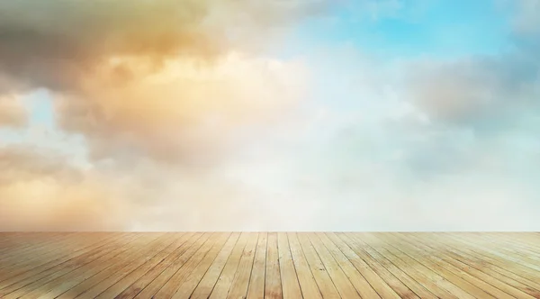 Tavole di legno con sfondo colorato cielo nuvola — Foto Stock