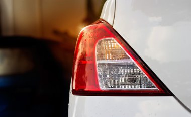 Otopark üzerine yağmur sonra beyaz araba ritmiyle