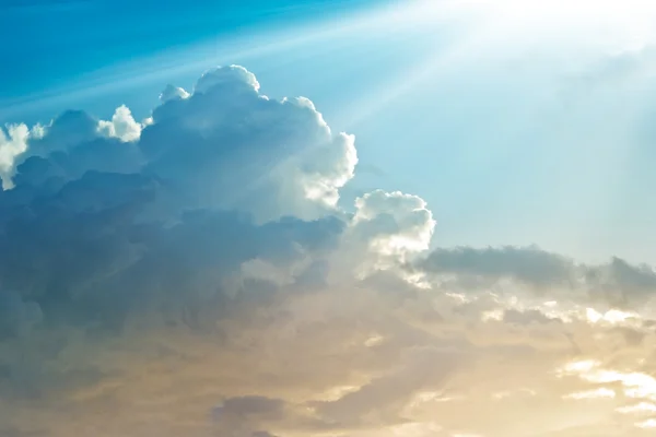 Nube en el cielo y rayo de sol para el fondo —  Fotos de Stock