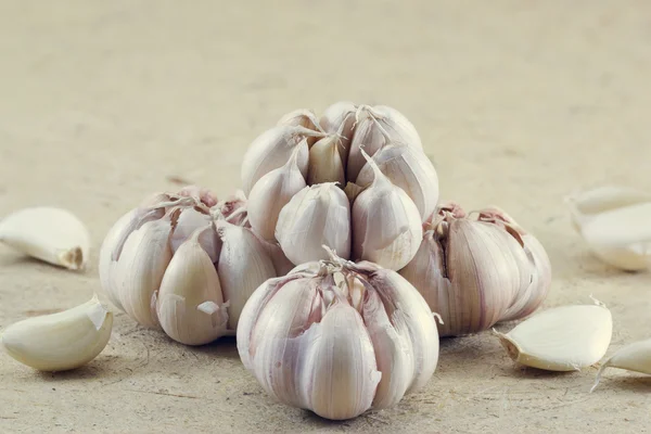 Garlics sobre fundo textura de papel — Fotografia de Stock