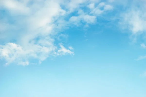 Nuvens no céu azul vibrante — Fotografia de Stock