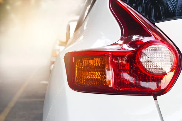 Licht van de moderne auto terug op de straat achtergrond — Stockfoto