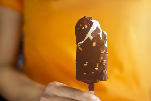 Çikolata ve badem VI üzerinde elinde kadın dondurma ile kaplı — Stok fotoğraf