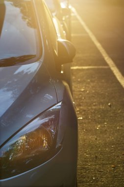 Far günbatımı sokak arka plan üzerinde araç