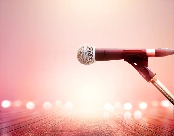 Микрофон на ярком световом концерте, деревянный пол , — стоковое фото