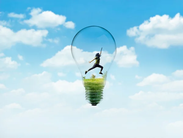 Абстрактні жінки стрибають на зеленій природі в ламповому світлі з блакитним небом — стокове фото
