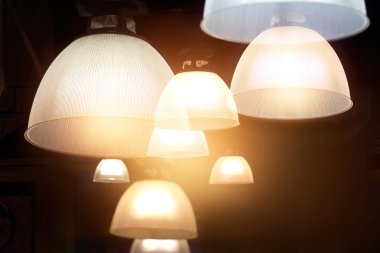 güzel aydınlatma lambaları dekorasyon koyu arka plan üzerinde parlayan