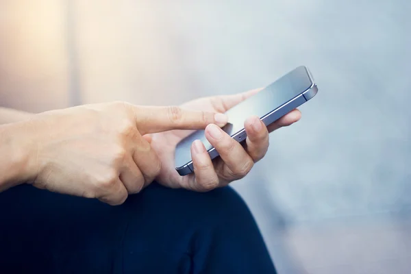 Mujer de negocios utilizando teléfono inteligente móvil — Foto de Stock