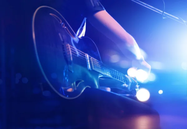 ソフトの背景のステージとぼかしのコンセプトにギタリスト — ストック写真
