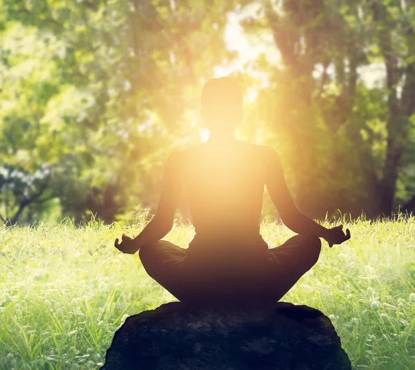 Meditation bei Sonnenuntergang im Wald — Stockfoto