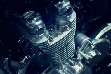 Motosiklet motoru closeup koyu arka plan üzerinde