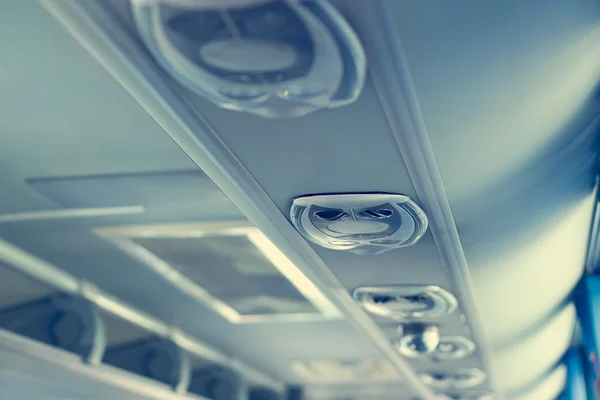Reihe von Klimaanlagen im Shuttlebus, die für kühle frische Luft sorgen — Stockfoto