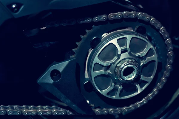 Ausrüstung des Motorrads auf dunklem Hintergrund — Stockfoto